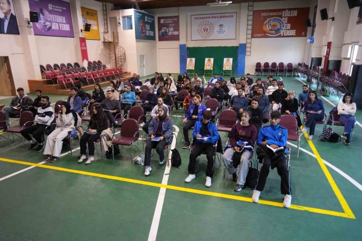 Muş’ta voleybol aday hakem kursu başladı