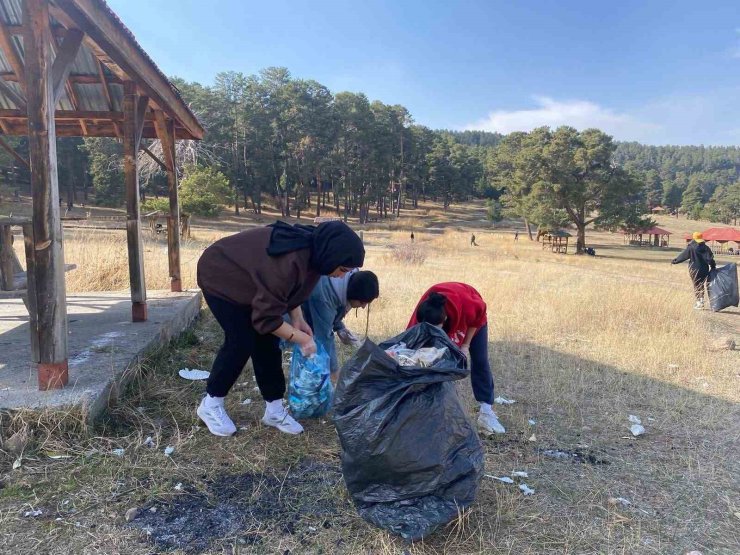 Sarıkamış’ta öğrenciler poşet poşet çöp topladı