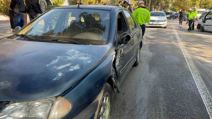Elazığ’da trafik kazası: Hafif ticari araç ile otomobil çarpıştı