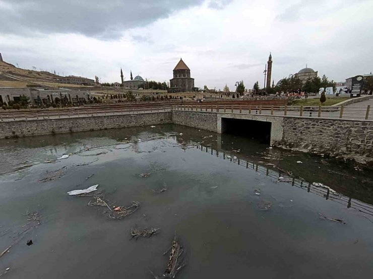 Kars Çayı alarm veriyor