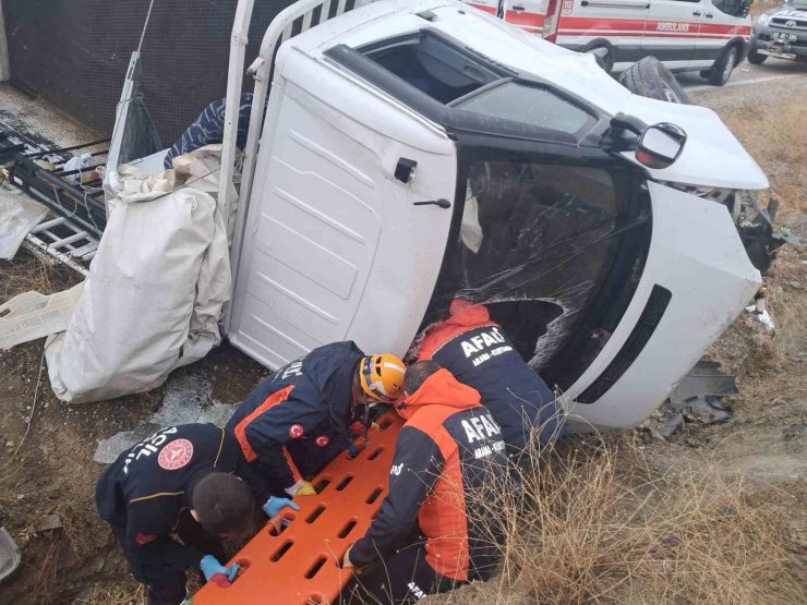 Elazığ’da pikap şarampole uçtu: 2 yaralı