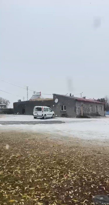 Kars’ta yüksek kesimlere kar yağdı
