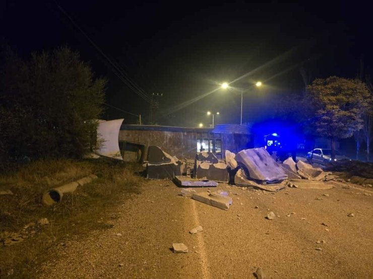Malatya’da devrilen tır yolu kapattı