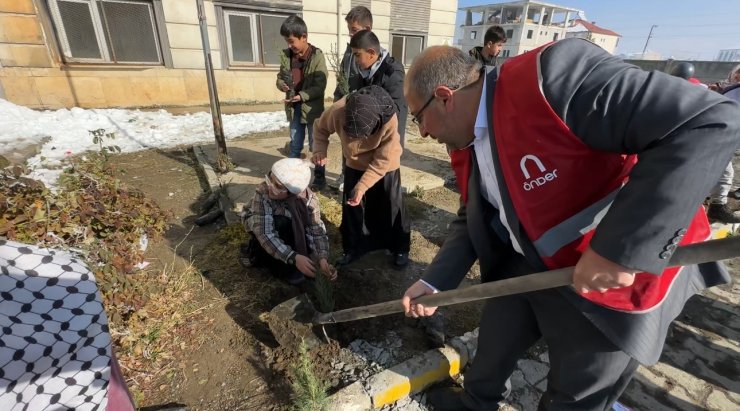 "Türkiye yeşeriyor, Gazze güçleniyor" projesiyle Yüksekova’da fidanlar toprakla buluştu