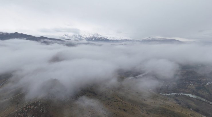 Erzincan’da sis bulutları doğayı masalsı bir görünüme bürüdü
