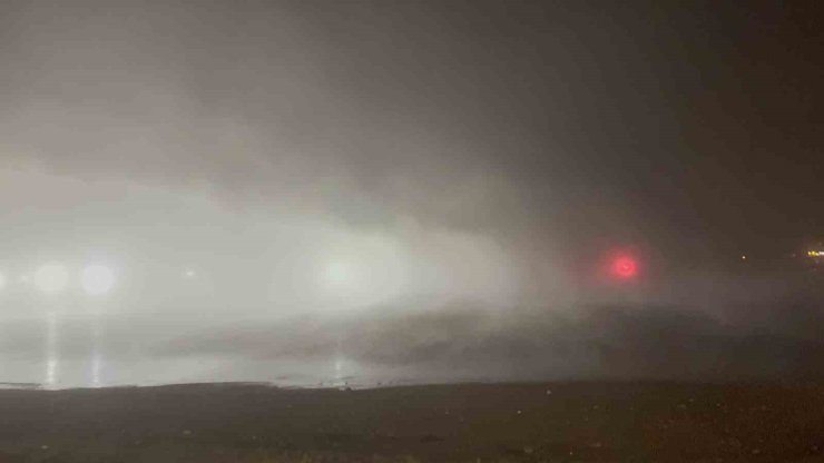 Tatvan’da yoğun sis sürücülere zor anlar yaşattı