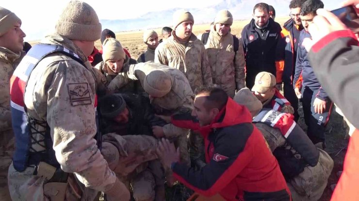 Çoban kendisini koyunların arasında sıcaklığını muhafaza ederek hayatta kalmış