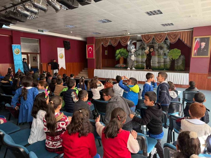 Sarıkamış’ta "Şarkılı Orman" oyununa miniklerden yoğun ilgi