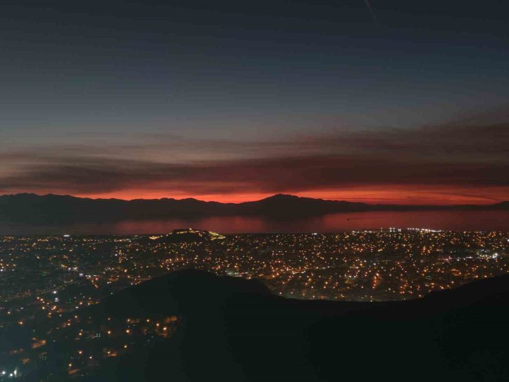 Van’da büyüleyici günbatımı: Gökyüzü kızıla boyandı, kartpostallık manzaralar ortaya çıktı