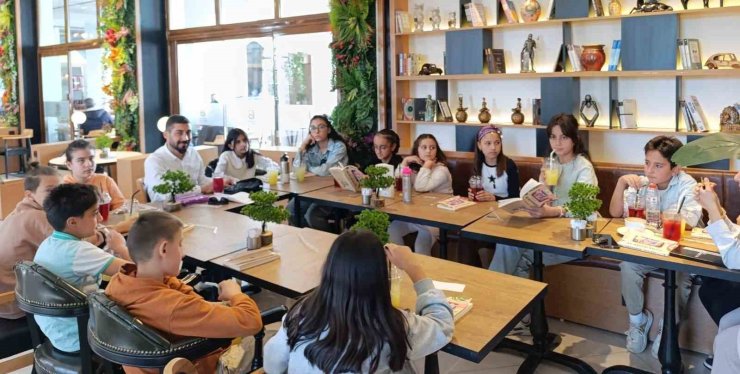 ‘Kitap Kaşifleri Kulübü’ minik öğrencileri kitap okumaya yönlendiriyor