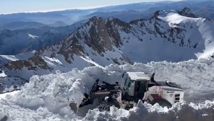 Hakkari’de karla mücadele çalışmaları aralıksız sürüyor