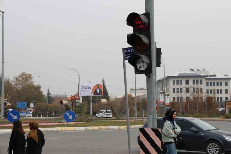 Türkiye’de ilk uygulama: Trafik sinyalizasyonlarında "Şiddete Hayır" ve "Kadına Saygı" mesajı