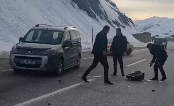 Yüksekova’da karayoluna düşen kaya parçaları sürücülere korku dolu anlar yaşattı