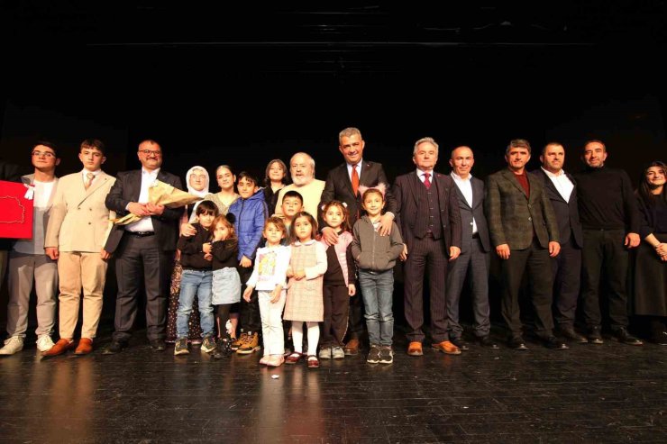 "Bir Gün Değil Bir Gül’dür Öğretmen" ayakta alkışlandı