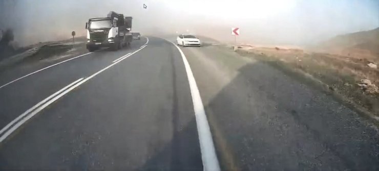 Elazığ’da otomobilin hatalı sollaması kazaya davetiye çıkardı