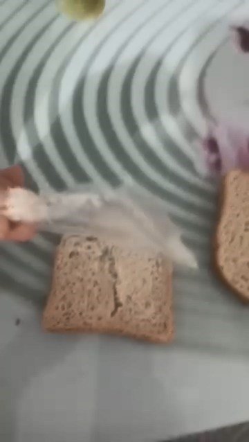 Elazığ’da ekmeğin içerisinden poşet çıktı