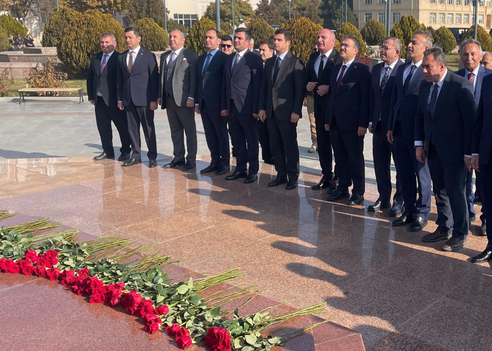 kars-heyeti-haydar-aliyevin-anitini-ziyaret-etti-2.jpg