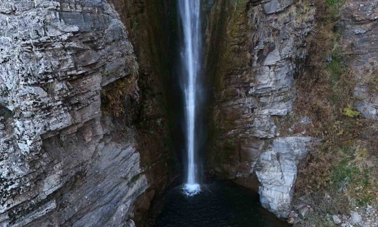 Mutki’nin saklı cenneti Gümüşkanat Şelalesi hayranlık uyandırıyor