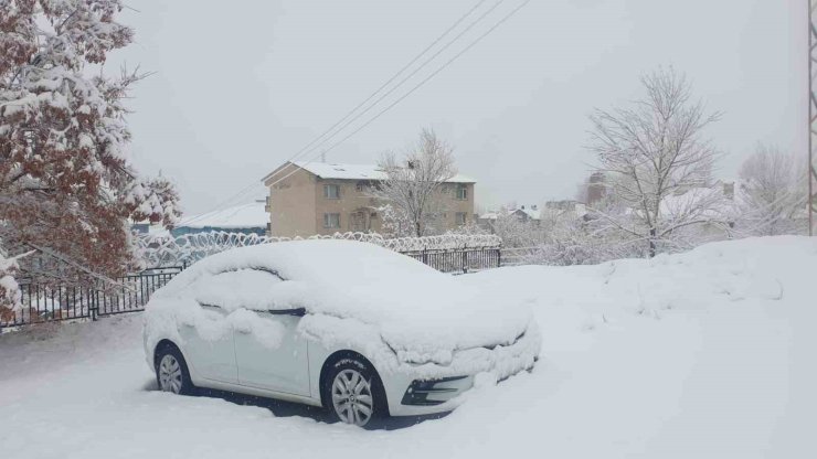 Başkale’de araçlar kara gömüldü: 11 yerleşim yerinin yolu ulaşıma kapandı