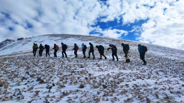 Doğaseverler 3 bin 395 rakımlı Vivara Dağı’nda zirve yaptı