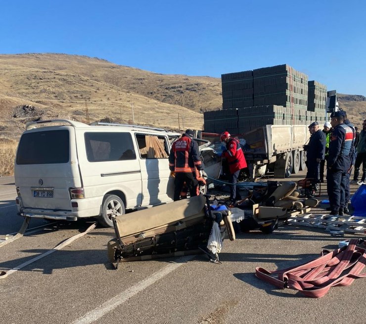 Malatya’da tır ile minibüs çarpıştı: 3 ölü