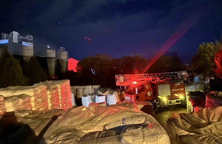 Yalıtım fabrikasında yangın: 16 kişi dumandan etkilendi