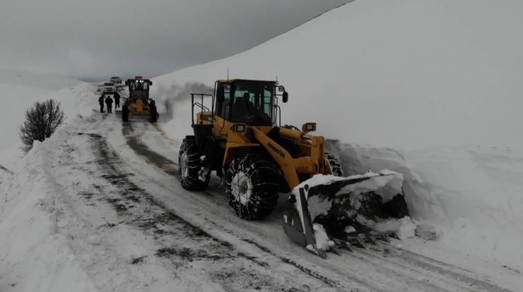 Erzincan’da kardan ulaşıma kapanan 12 köy yolu açıldı