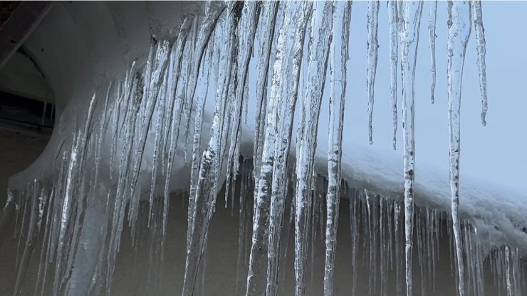 Yüksekova’da buz sarkıtları bir metreyi geçti