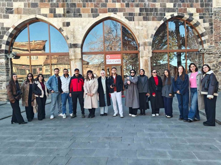 Muş’ta fotoğrafçılık kursiyerleri tarihi ve kültürel mekânlarını fotoğrafladı