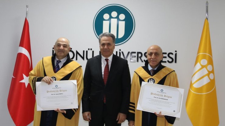 Unvanda yükselen akademisyenlere cübbeleri giydirildi