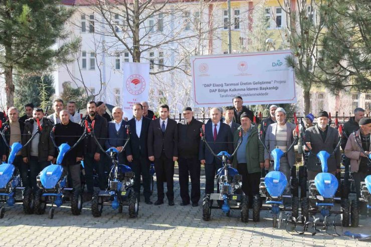 Elazığ’da çiftçilere çapa makinesi dağıtıldı
