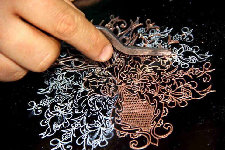 Erzincanlı kadınlar bakır işlemeciliğini yaşatıyor