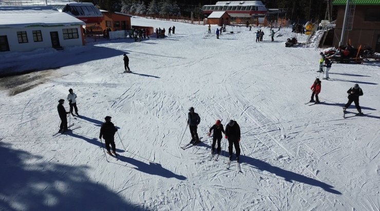 Kristal karın merkezi Sarıkamış’ta sezon coşkusu: Pistler cıvıl cıvıl