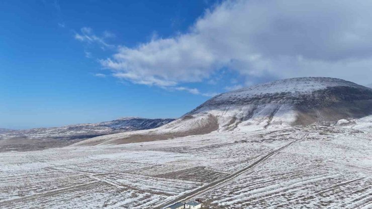 Iğdır’ın zirvelerinde kış: Köyler havadan görüntülendi
