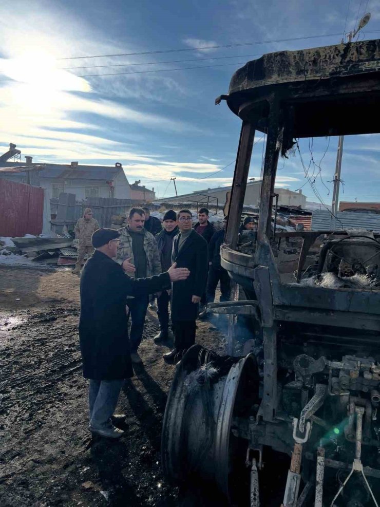 Ardahan’da korkutan yangın: Traktör, ot balyaları ve 10 ton tahıl küle döndü