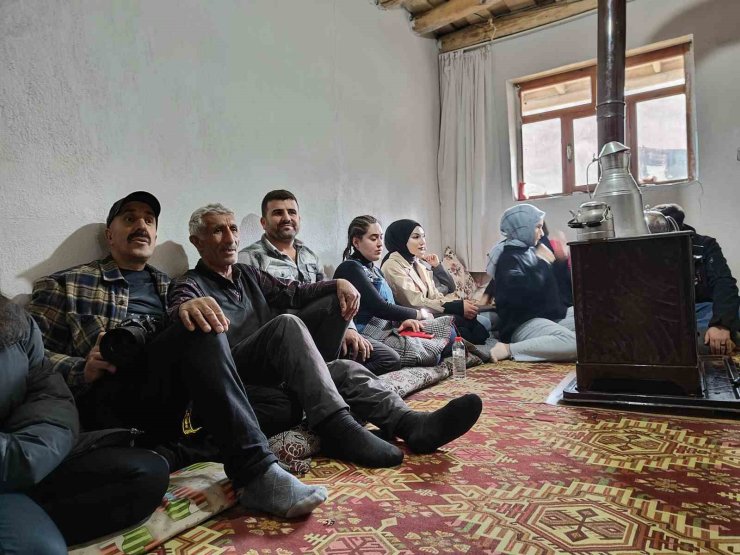 Muş’ta üniversite öğrencileri doğayı gezerek dengbejlik kültürüyle buluştu