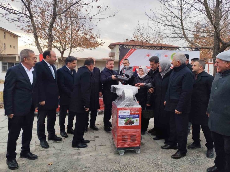 Erzincan’da üreticiye destek: Dut sıkma ve koyun kırkım makinası dağıtıldı