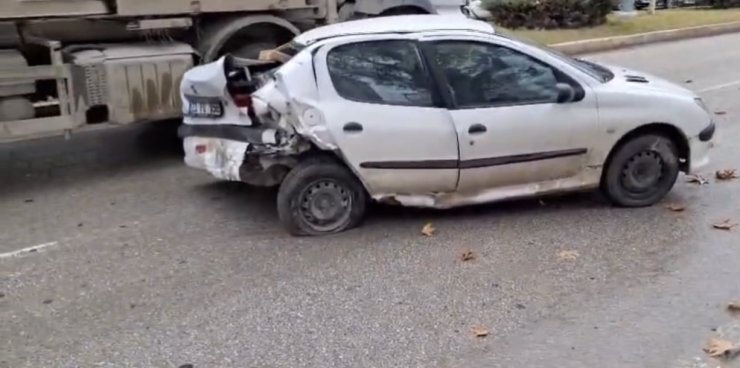 Elazığ’da iki otomobil çarpıştı: 1’i ağır 2 yaralı