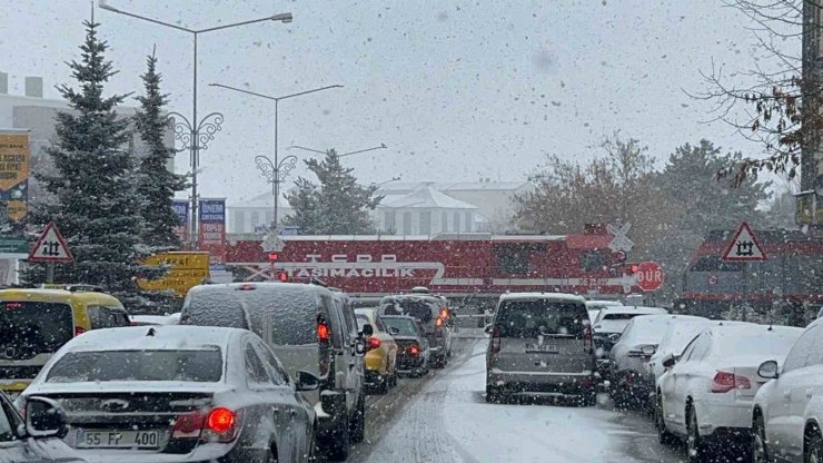 Erzurum’da ulaşıma kar engeli