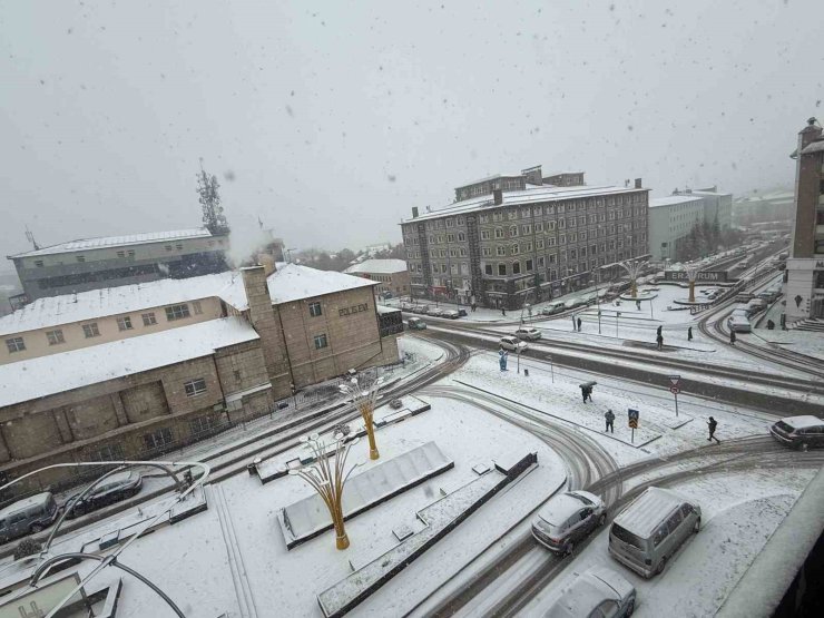 Erzurum’da kar yağışı etkili oluyor