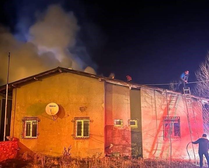 Refahiye’de köy konağı eklentisinde yangın