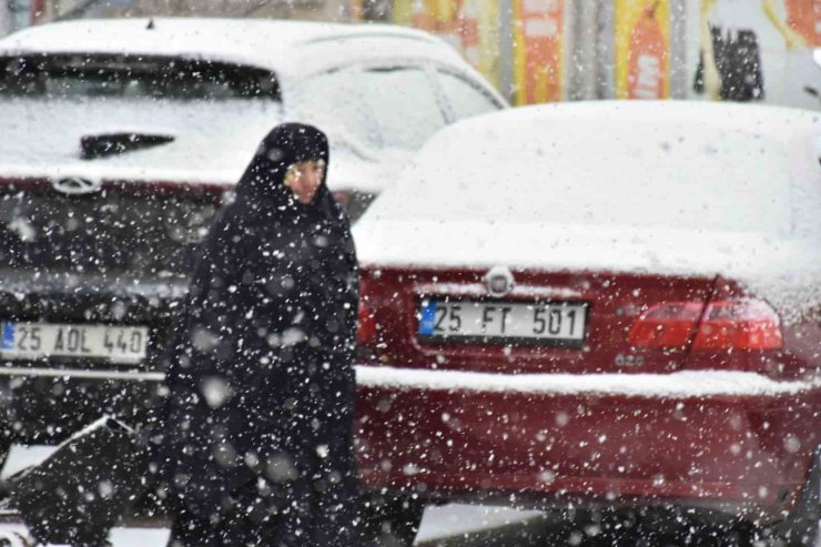 Oltu ilçe merkezine mevsimin ilk karı düştü