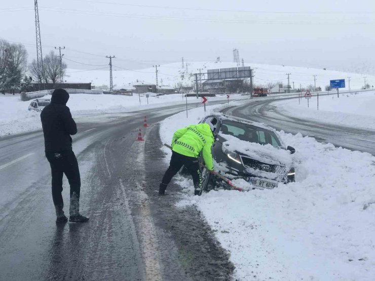 Zorlu kış şartlarında polislerden örnek müdahale