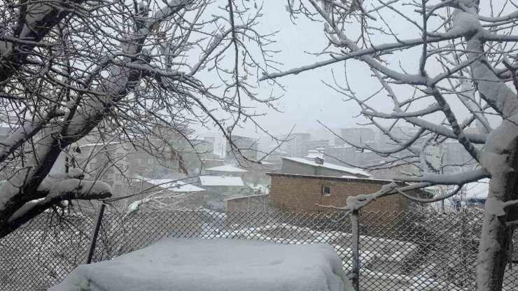 Hakkari’de kar ve fırtına etkisini sürdürüyor