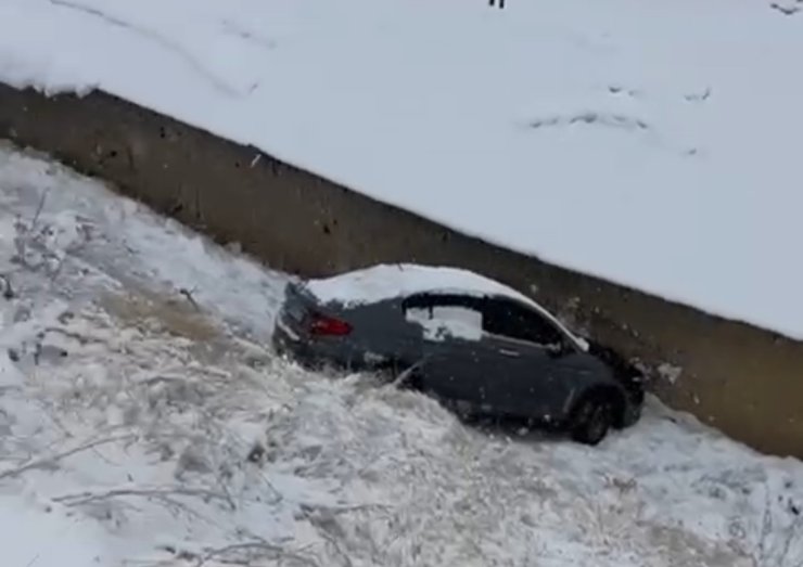 Yüksekova’da kar yağışı ve buzlanma kazaları beraberinde getirdi
