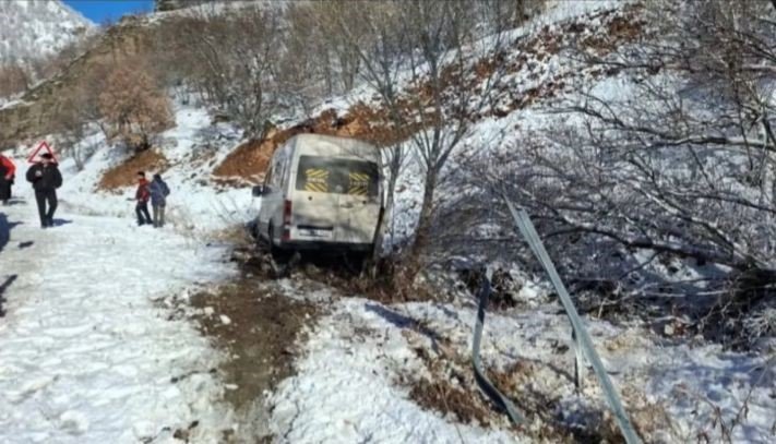 Taraftarları taşıyan minibüs şarampole kaydı