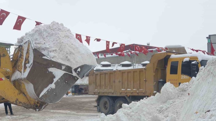 Başkale’de kış sert geçiyor, kar yığınları kamyonlarla ilçe dışına taşınıyor