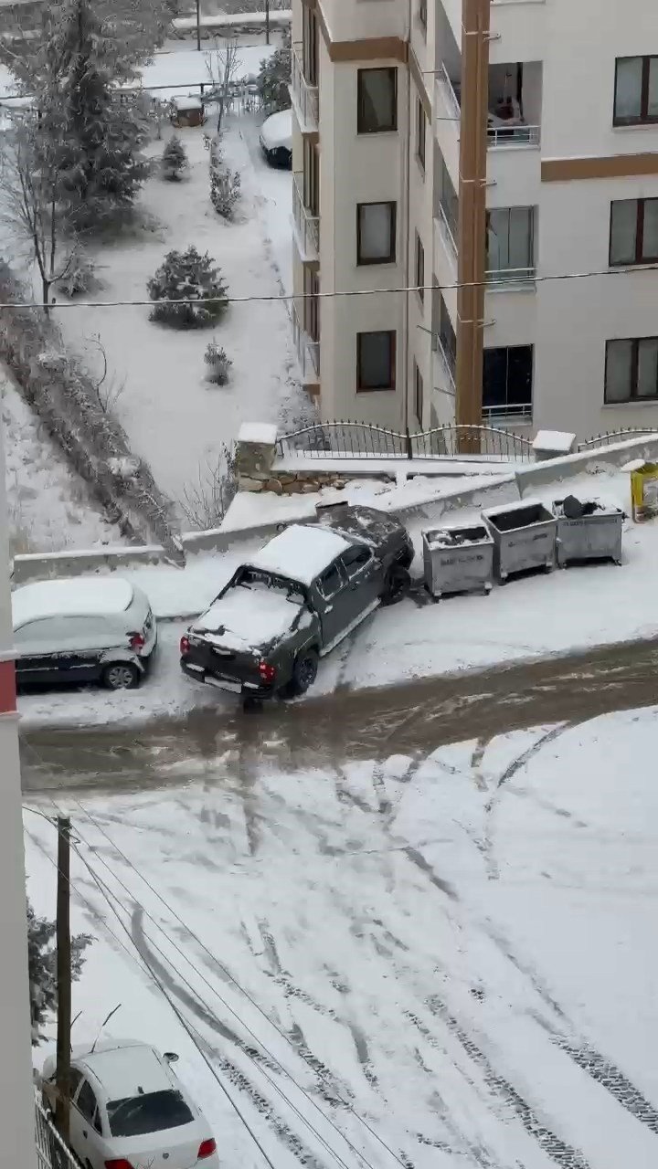 Elazığ’da karda kayan araçlar kameraya yansıdı