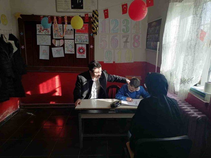 Susuz Kaymakamı Tutal’ın okul ziyaretleri sürüyor