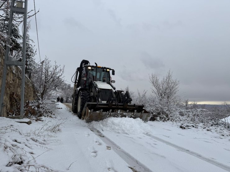 Yeşilyurt Belediyesi karla mücadelede çalışmalarını sürdürüyor